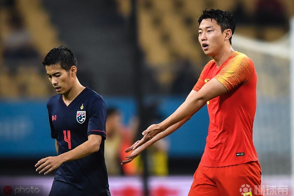 青岛黄海球队中场球员状态回暖,备战接下来的比赛,全场震撼 青岛黄海球队中场球员状态回暖,备战接下来的比赛,全场震撼