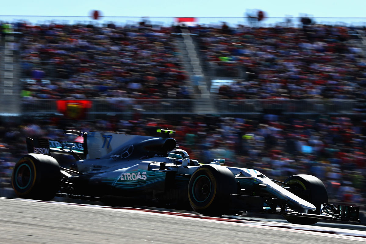 雷诺车队鏖战阿斯顿马丁,汉密尔顿扛起全队 雷诺车队鏖战阿斯顿马丁,汉密尔顿扛起全队