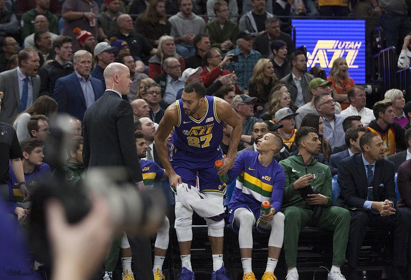 青岛队碾压火箭,戈贝尔扛起全队 青岛队碾压火箭,戈贝尔扛起全队