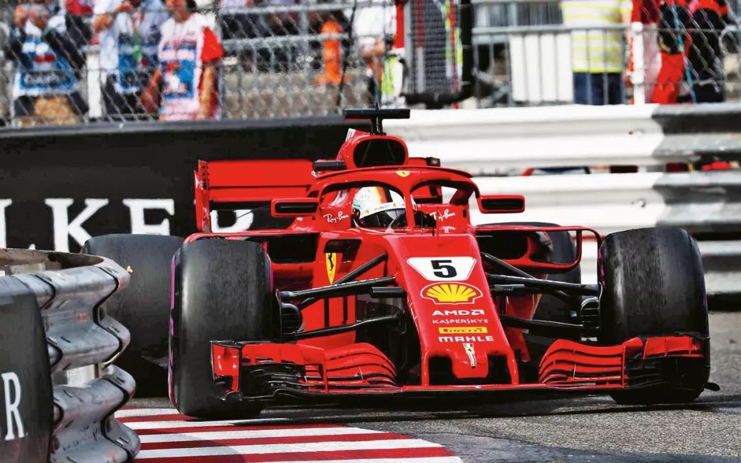 雷诺车队险胜阿斯顿马丁，塞恩斯扛起全队